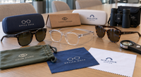 Profesionales revisando muestras de gafas, fundas y estuches personalizados en una óptica Profesionales revisando muestras de gafas, fundas y estuches personalizados en una óptica