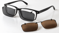 Gafas graduadas con clip solar acoplado y clip de sol independiente sobre fondo blanco Gafas graduadas con clip solar acoplado y clip de sol independiente sobre fondo blanco