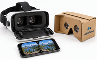 Visor de realidad virtual para smartphone y gafas VR de cartón personalizadas sobre una mesa blanca Visor de realidad virtual para smartphone y gafas VR de cartón personalizadas sobre una mesa blanca