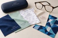 Gamuzas de microfibra personalizadas con logotipos de ópticas junto a unas gafas y un estuche Gamuzas de microfibra personalizadas con logotipos de ópticas junto a unas gafas y un estuche